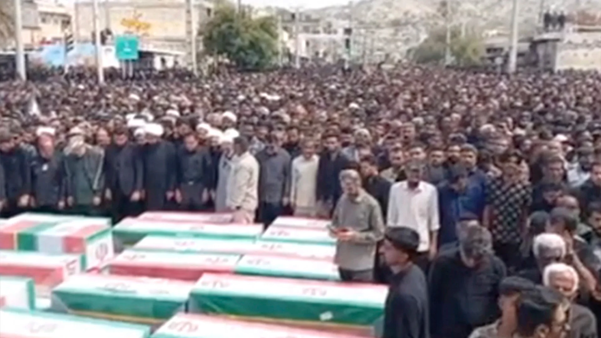 Cientos asisten a mega funeral de víctimas de taque a escuela en Irán que dejó 165 muertos, la mayoría niñas