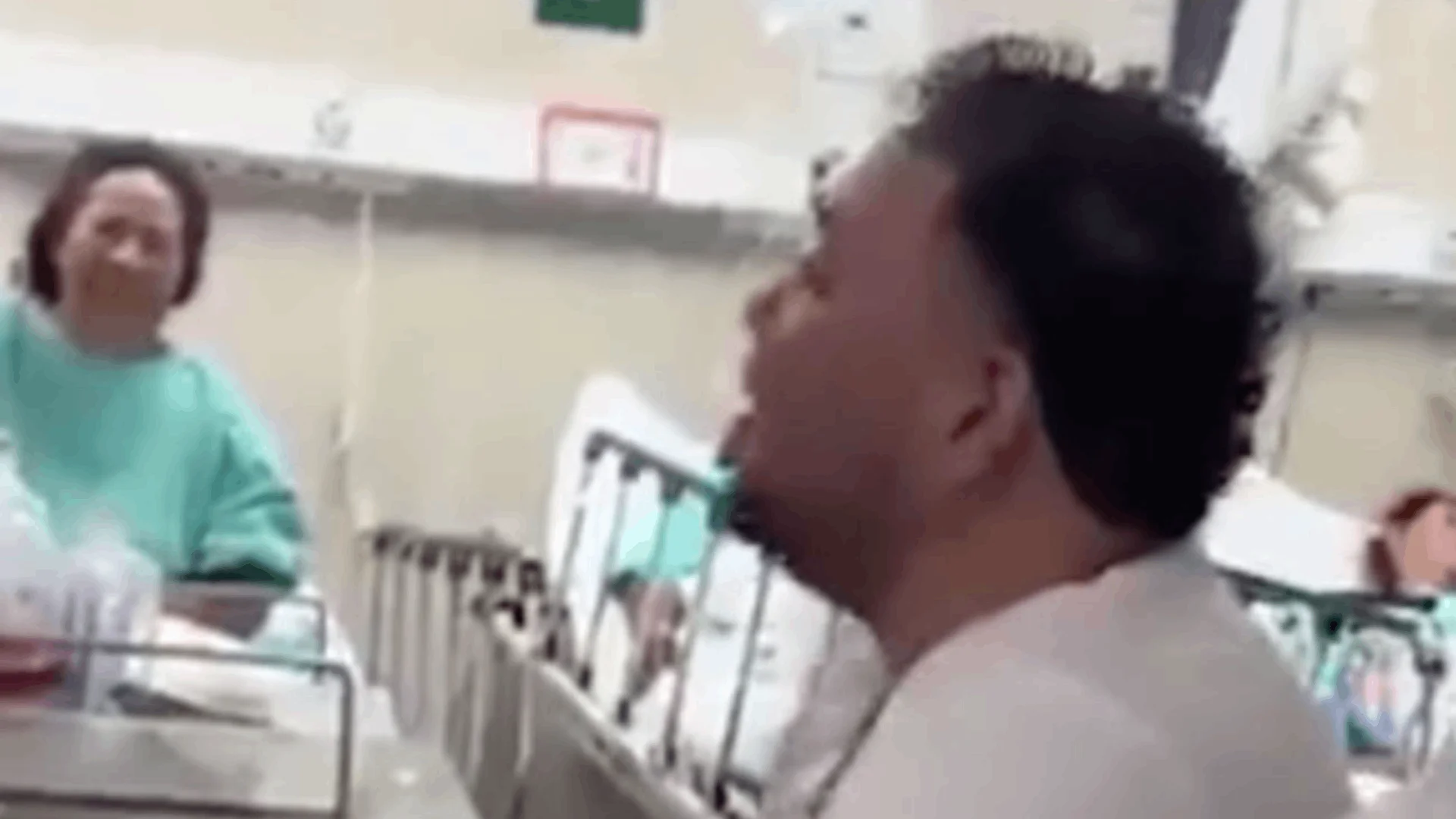 En la grabación se le observa recorriendo distintas áreas del hospital mientras canta para los pacientes, muchos de ellos en recuperación.