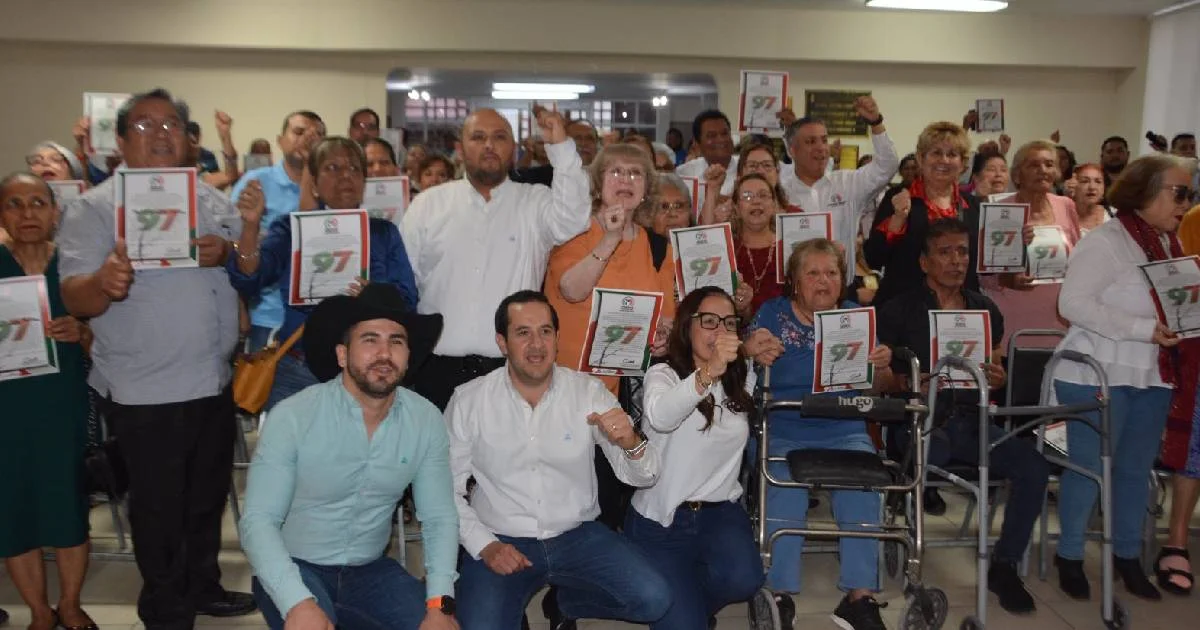 Priistas de larga trayectoria recibieron reconocimiento por su aportación al fortalecimiento del partido en la región