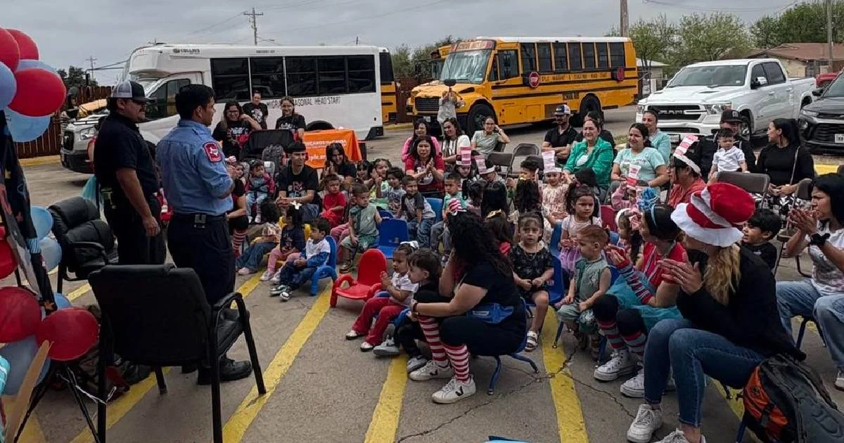 Bomberos enseñan prevención de incendios en centro infantil