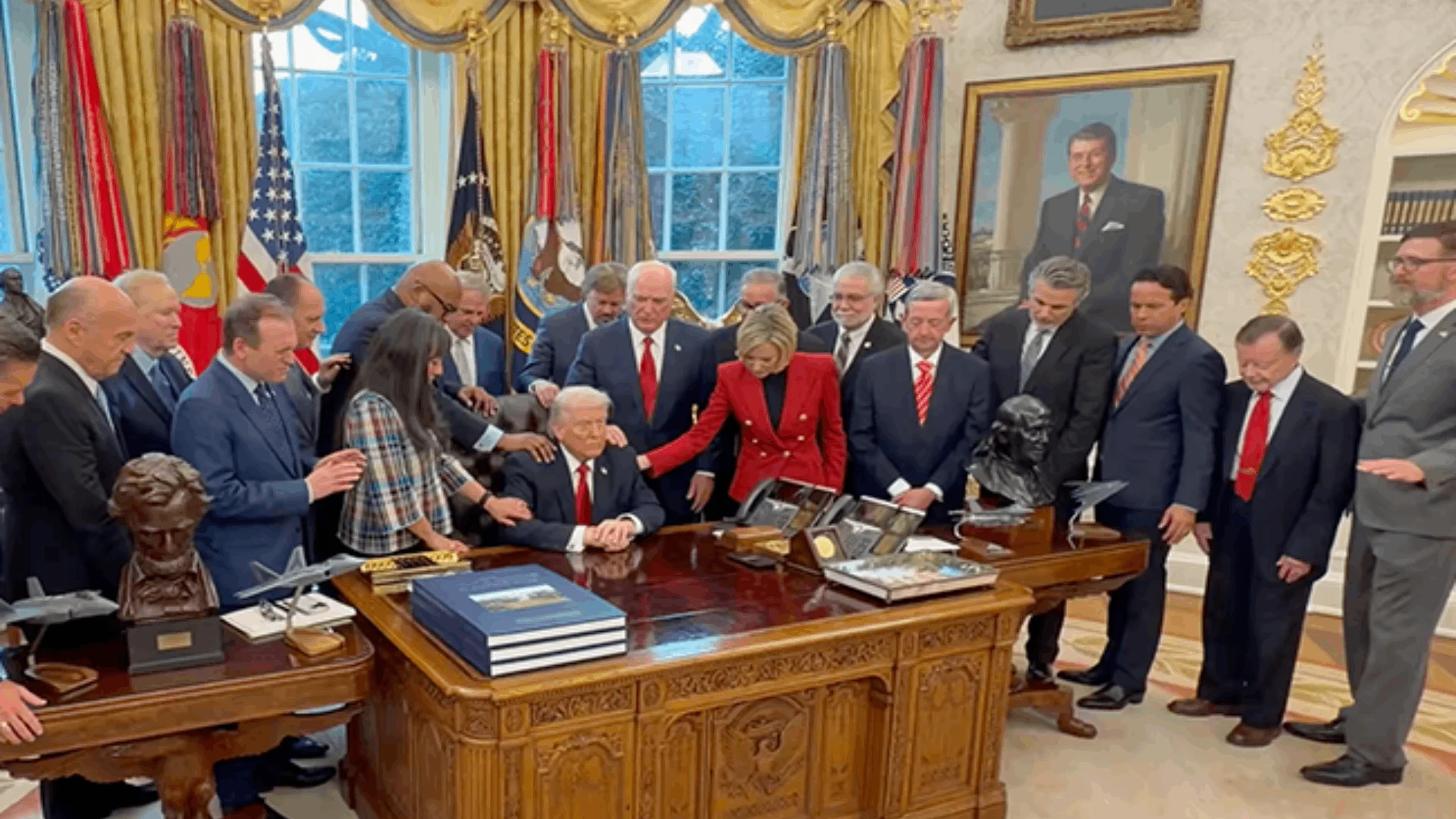 Donald Trump ora con pastores de todo el país en la Casa Blanca