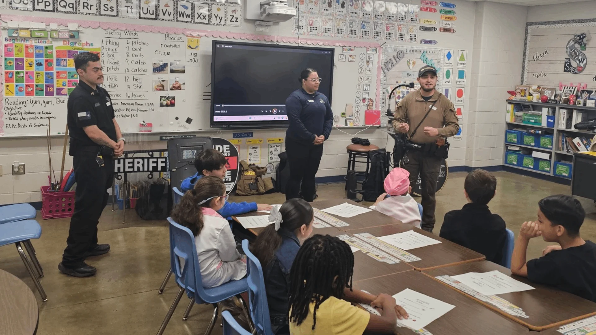 Llevan el valor del servicio policial a la Escuela Primaria Armando Cerna
