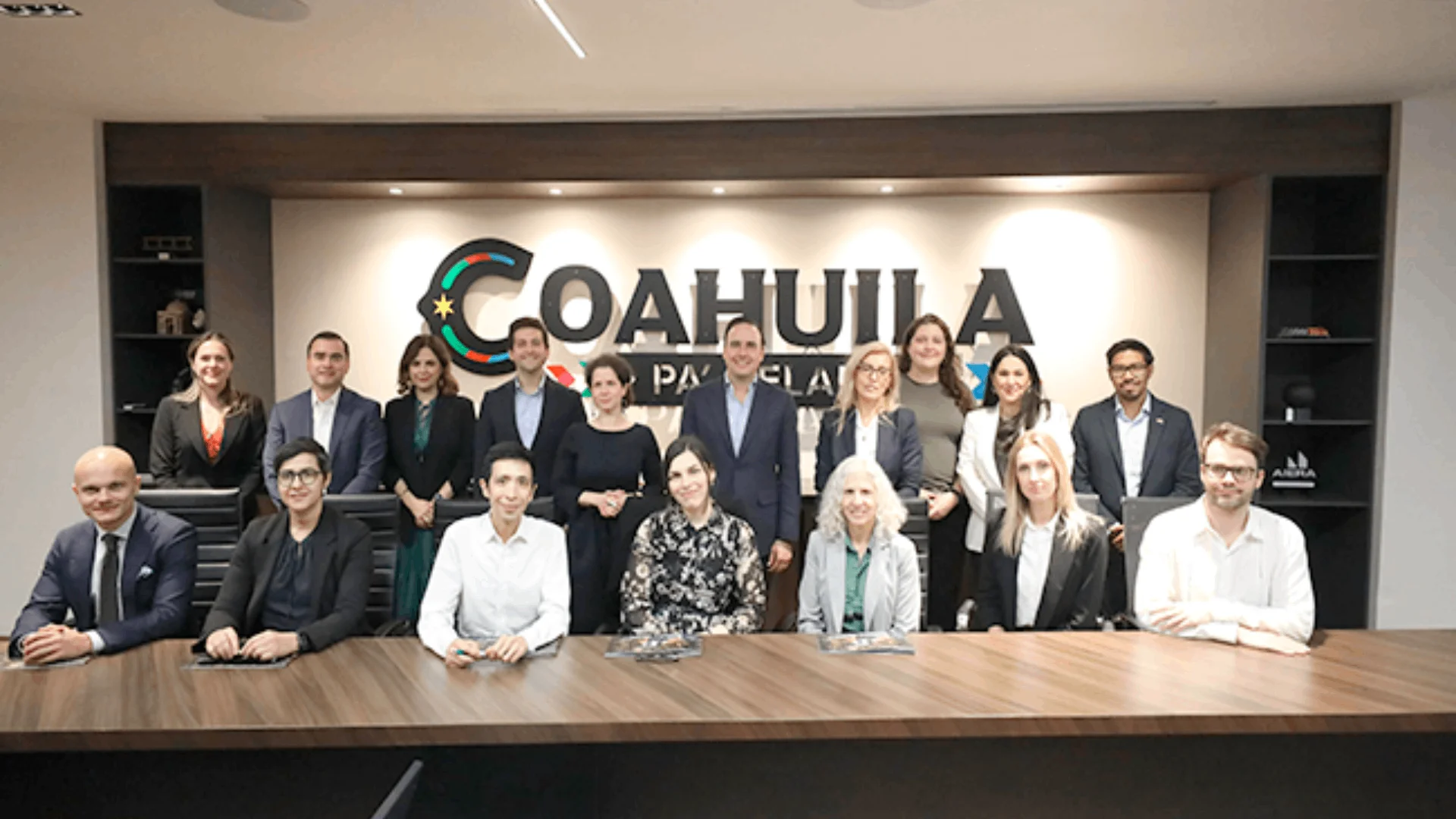 Manolo Jiménez recibe a consejeras y consejeros económicos de 10 países de la región para promover inversiones y cooperación estratégica.