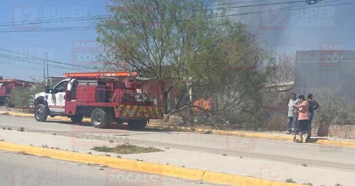 Los habitantes prendieron fuego a desechos acumulados, incluyendo un sillón, que se salió de control y generó humo visible en la zona.