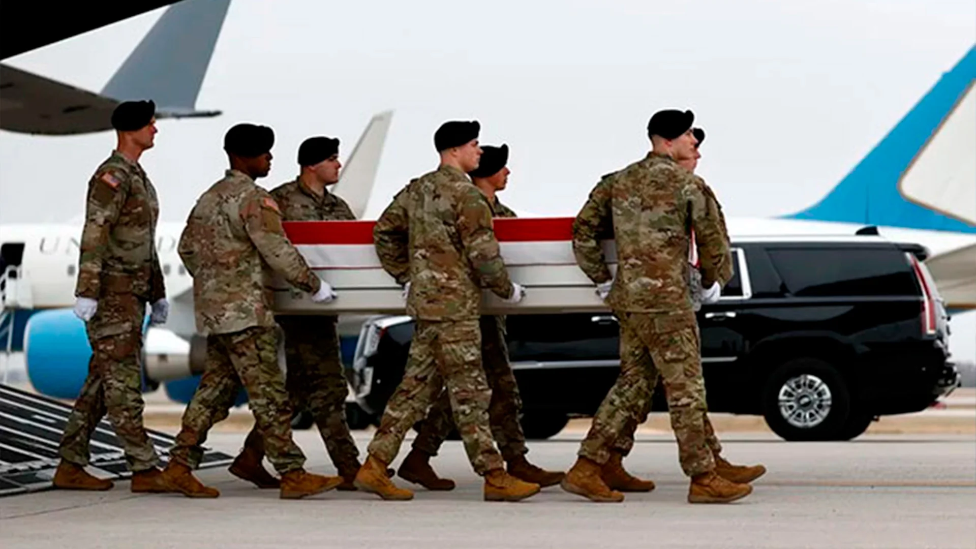 El mandatario asistió a la ceremonia del traslado digno de los cuerpos en la Base Aérea de Dover, en Delaware.