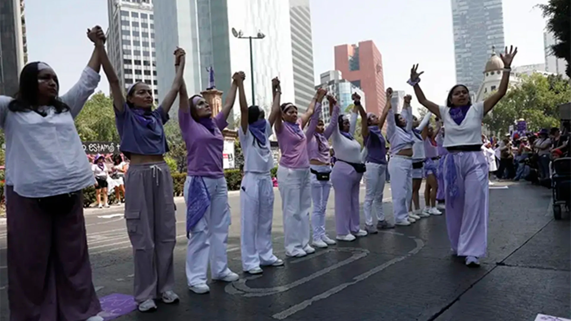 CDMX se pinta de morado: Mujeres marchan por el 8M para exigir igualdad, respeto y justicia