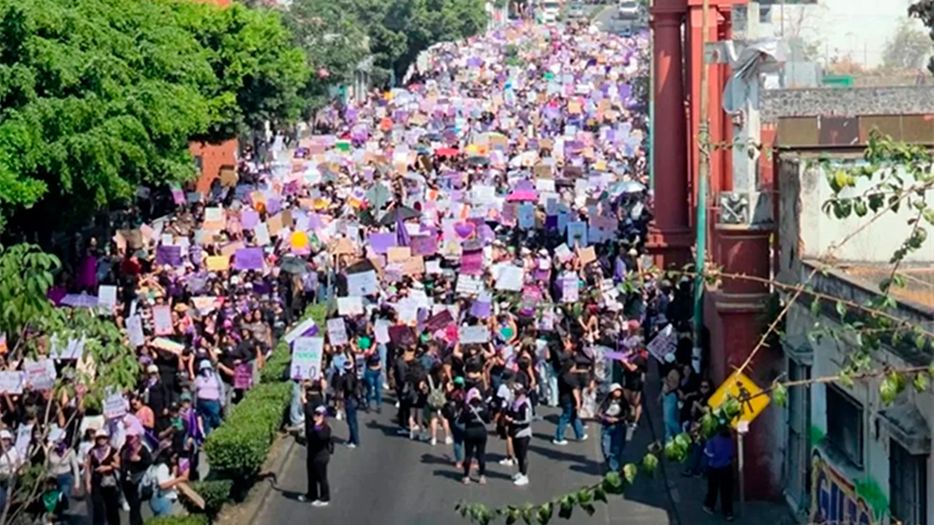 Posterior a las 10:30 horas de este 8M, la movilización masiva inició en la Glorieta de Tlaltenango.
