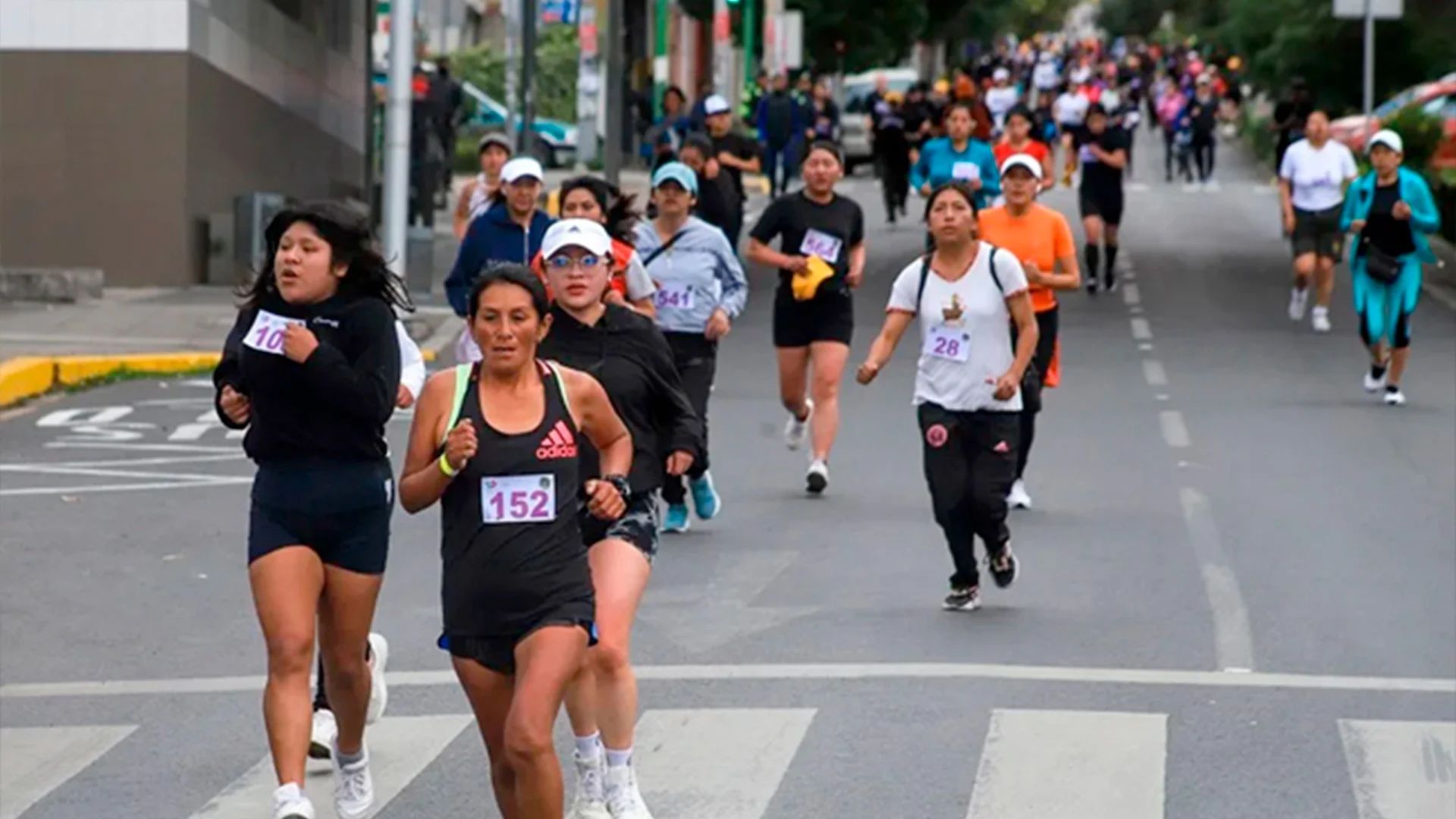Bolivianas conmemoran el Día Internacional de la Mujer con una carrera contra la violencia