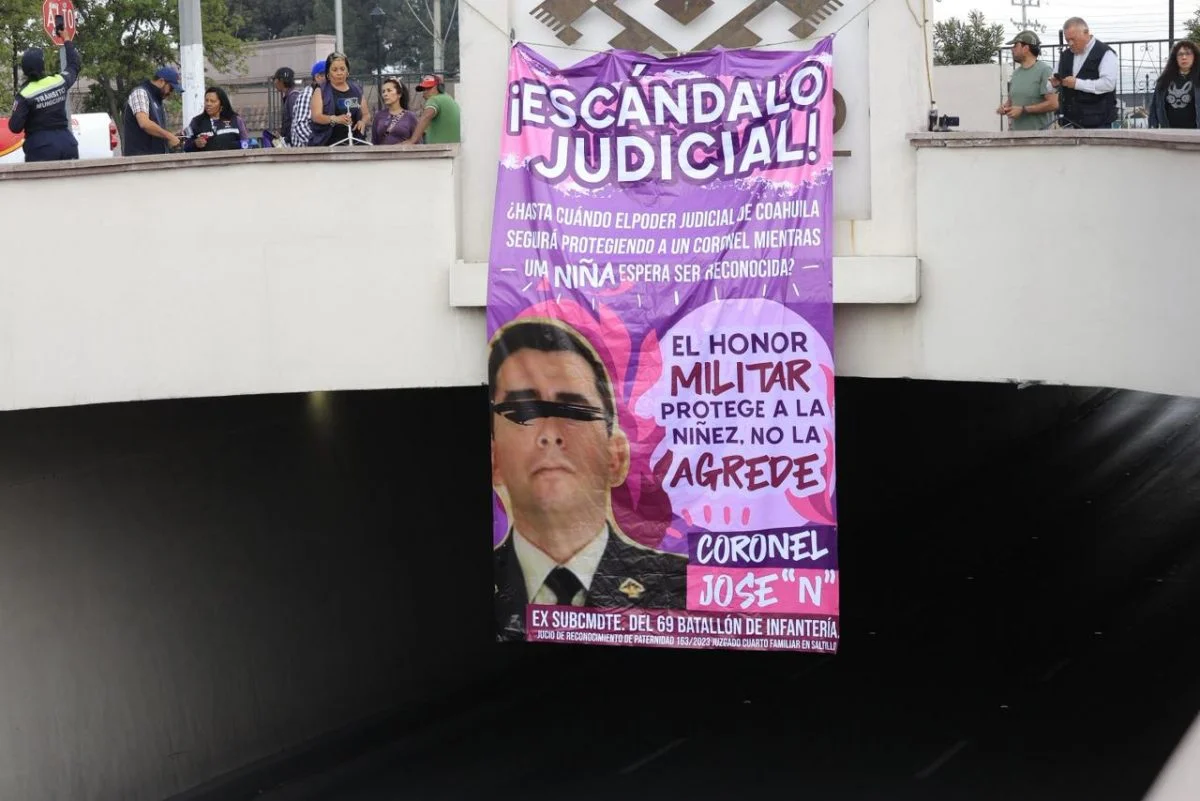 Exhibe movimiento feminista caso de militar acusado de negar a su hija saltillense
