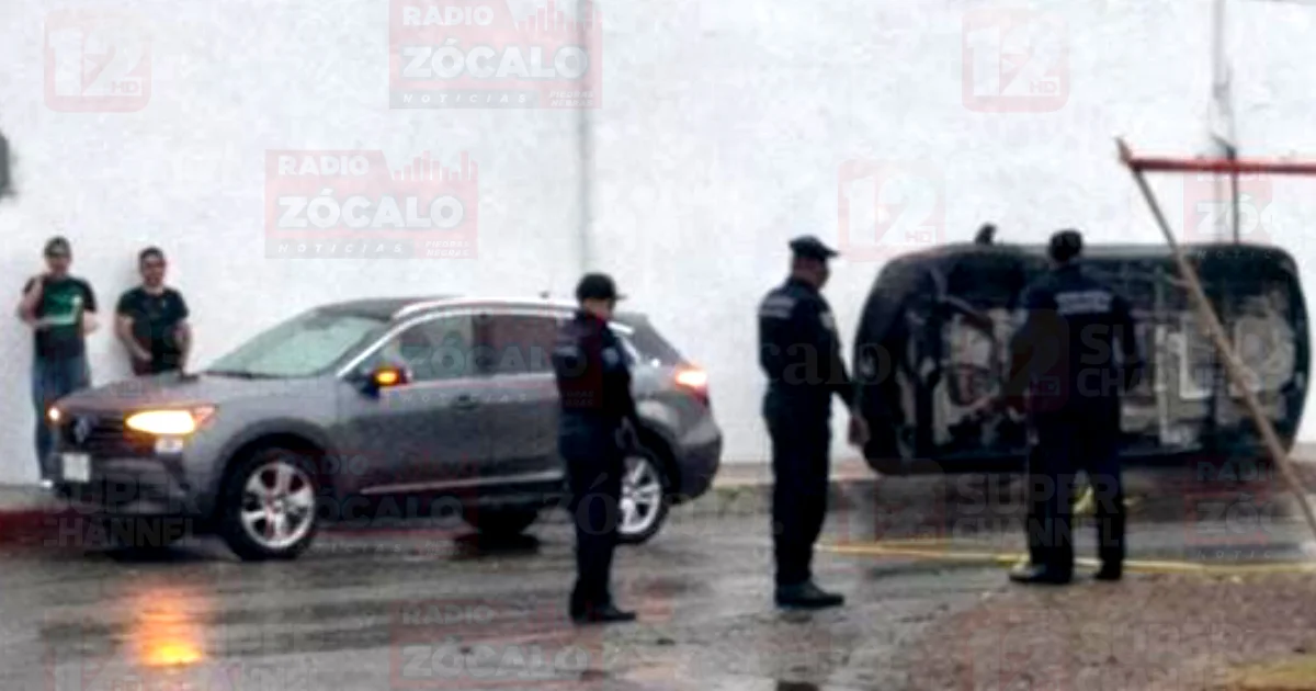 Exceso de velocidad provoca volcadura en la colonia Ugarte