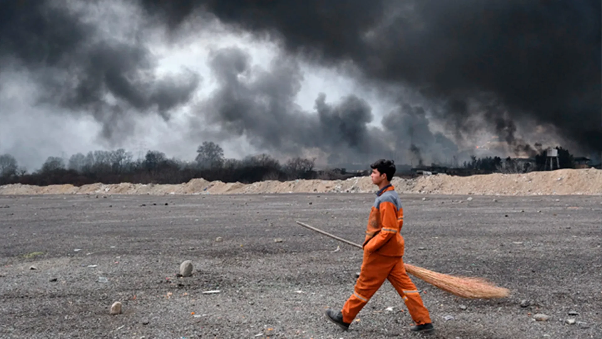 Vecinos confundidos miraron los relojes para ver qué hora era ante la oscuridad del día.