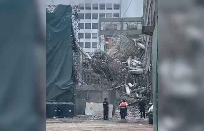 Colapsa edificio en demolición en San Antonio Abad; rescatan a dos y permanecen tres atrapadas