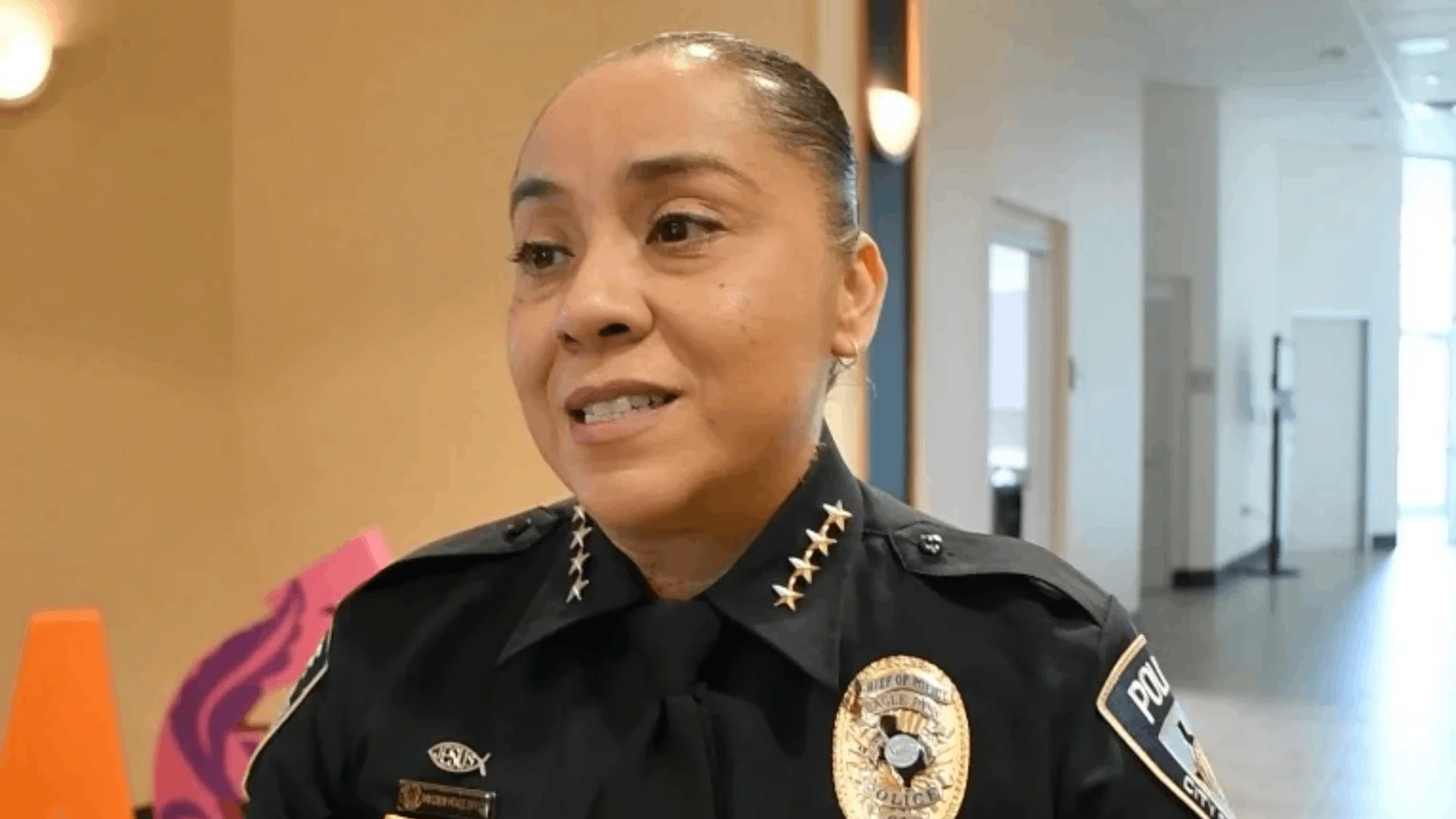 Jefa policial reconoce a mujeres trabajadoras en Eagle Pass