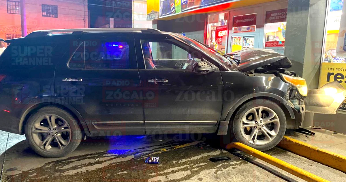Conductor de un vehículo Chevrolet Cavalier color gris omite semáforo y provoca choque; camioneta casi termina dentro de un OXXO en la zona Centro