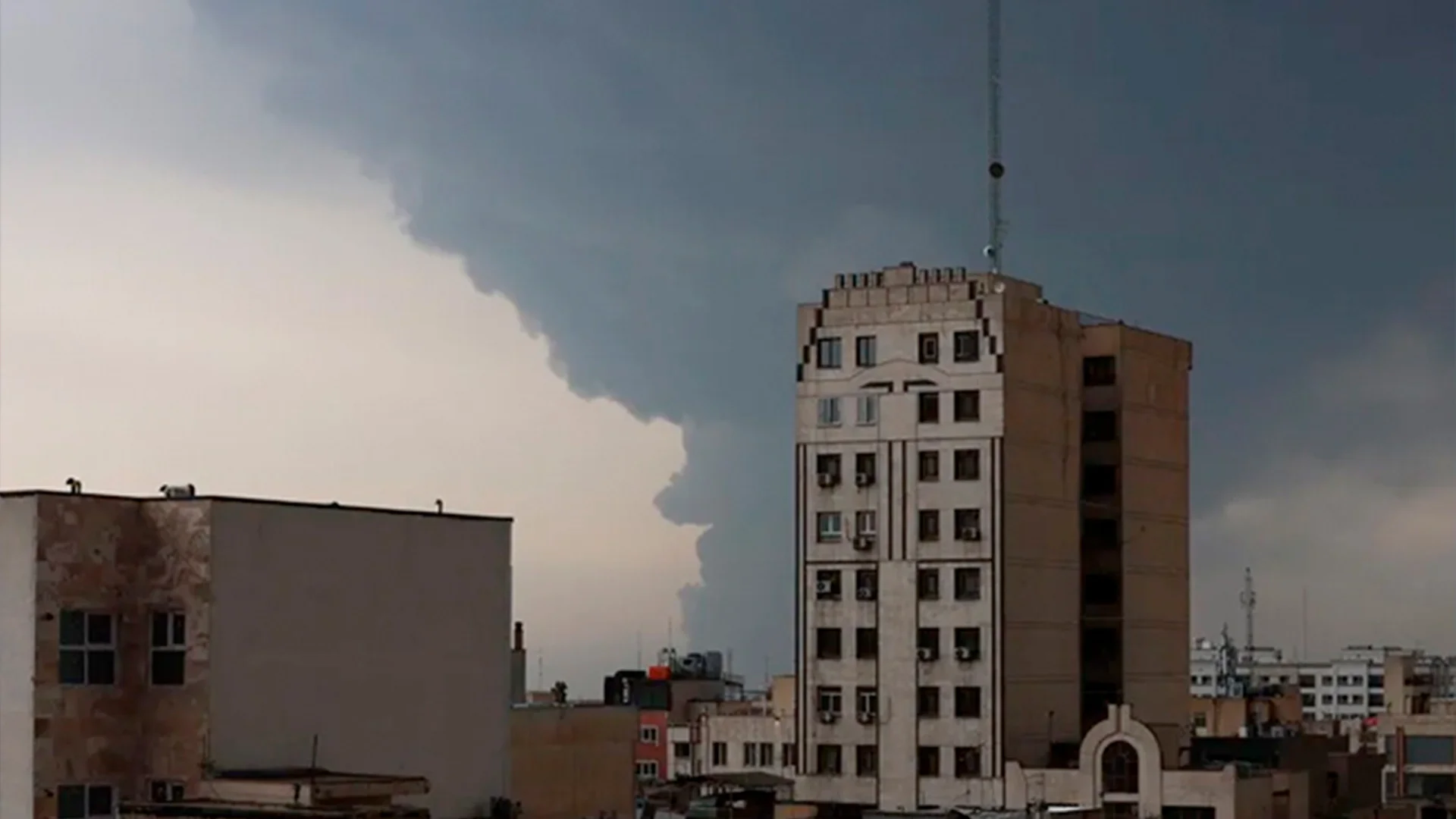 Por su parte Irán ha lanzado en lo que va de martes dos oleadas de ataques con misiles, que han hecho saltar las alarmas en ciudades como Tel Aviv.