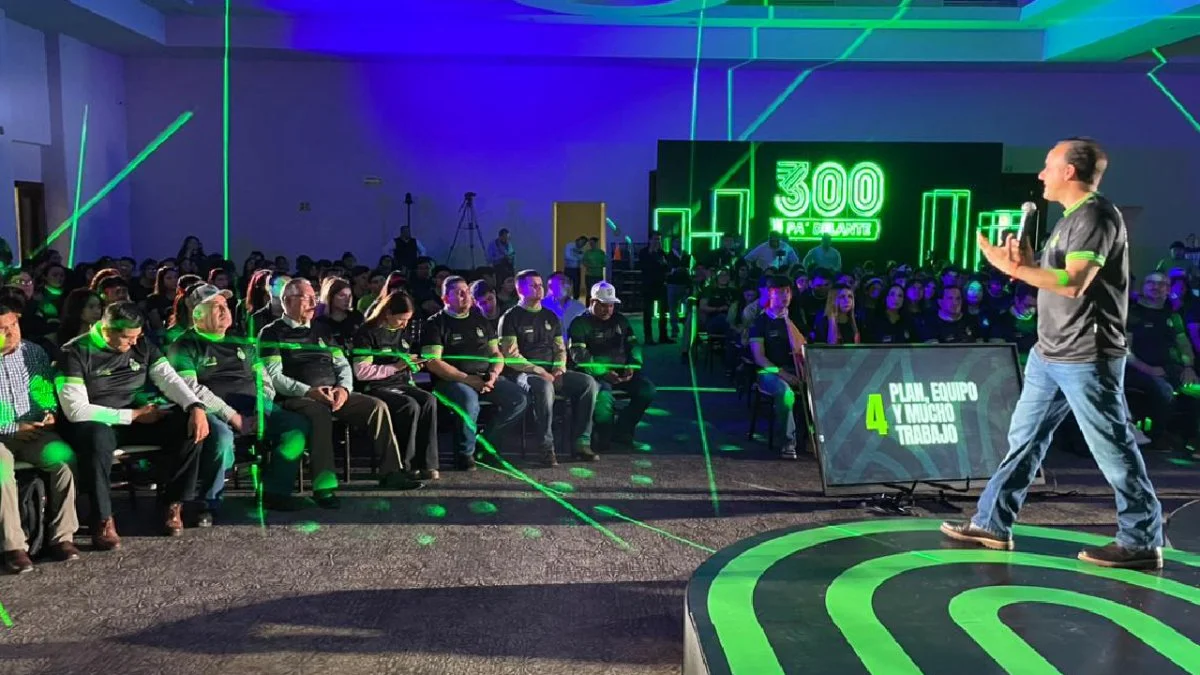 Lanza Manolo 300 Pa' Delante, programa de becas y créditos para jóvenes emprendedores