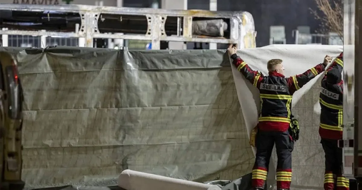 Un autobús postal se incendia en Suiza, provocando seis víctimas mortales, según la policía