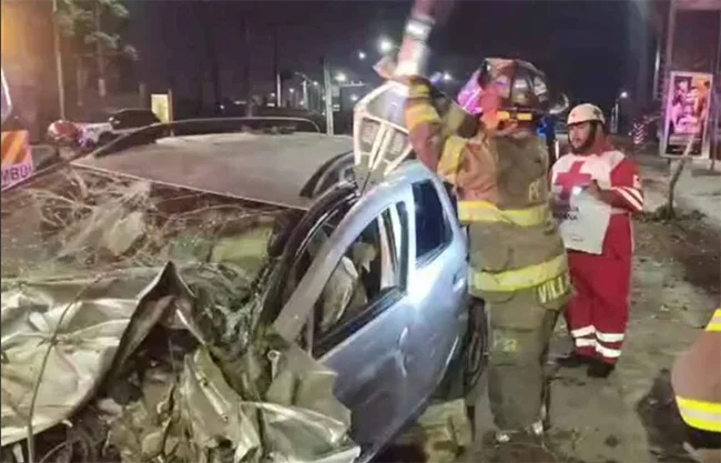 Destroza mujer su auto contra un muro del Metro en Monterrey