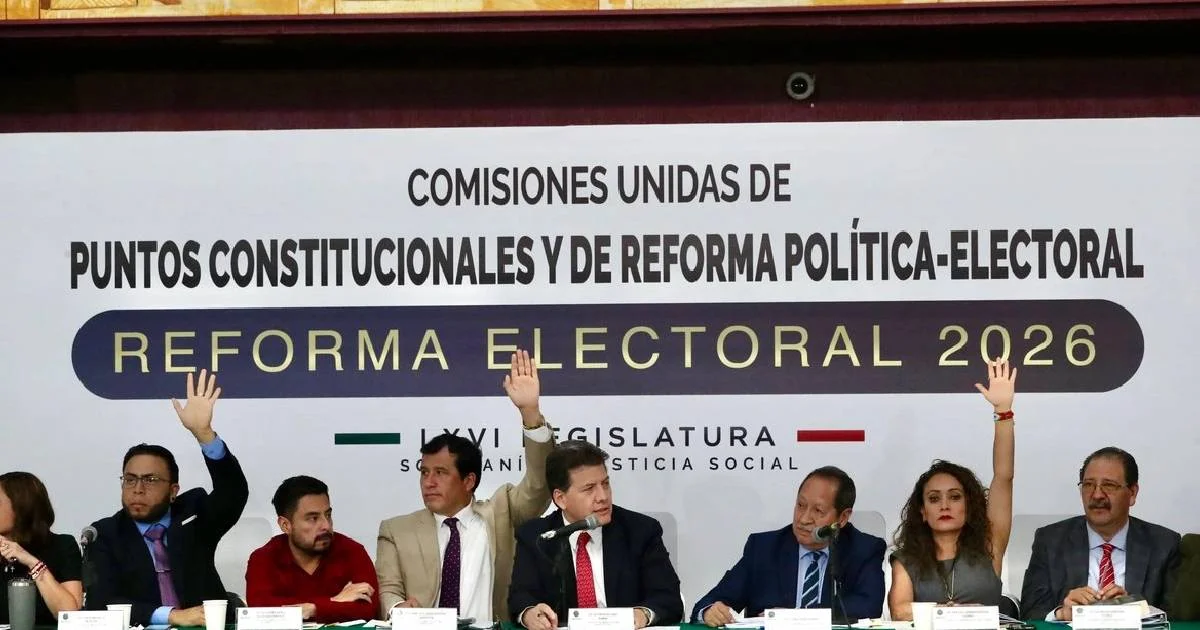 Avanza reforma electoral de Claudia Sheinbaum en comisiones entre críticas de oposición