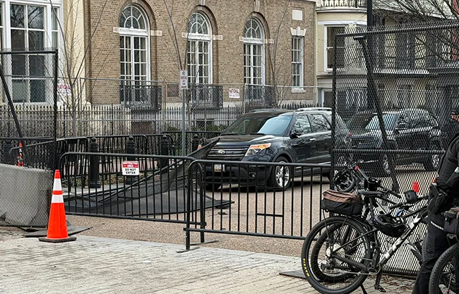 Hombre estrella su auto contra barrera de seguridad de la Casa Blanca