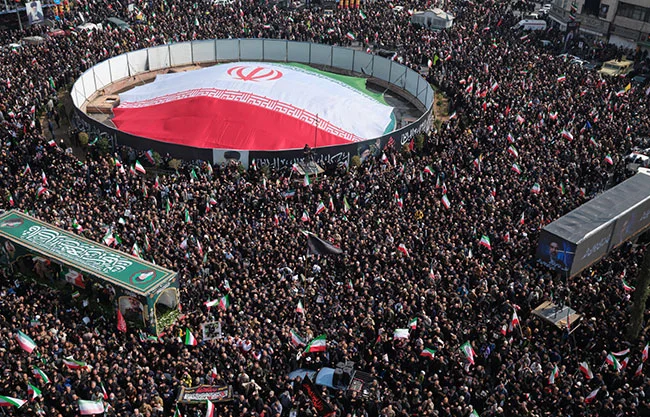 Despide Teherán a mandos militares entre gritos contra EU e Israel y apoyo a su líder