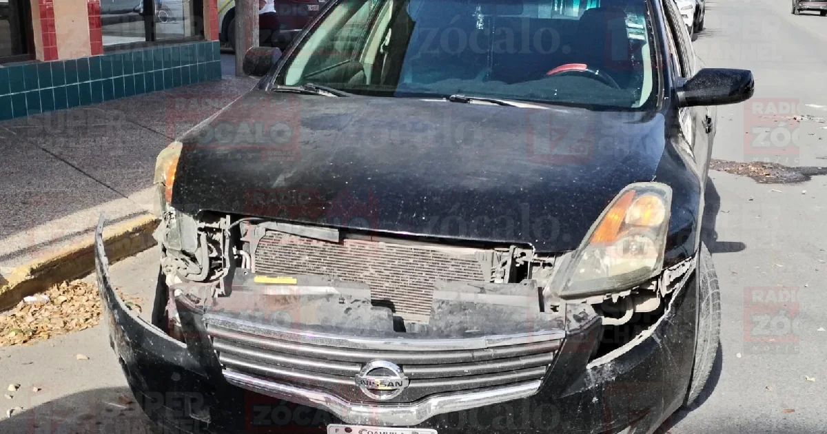 Joven invade carril y provoca accidente vial en la avenida López Mateos