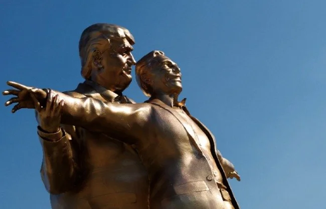 Instalan estatua satírica de Donald Trump y Jeffrey Epstein recreando icónica escena de ‘Titanic’
