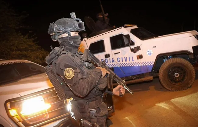 Balacera en Michoacán deja un agente herido y vehículos incendiados