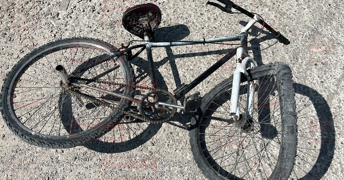 Choque entre bicicleta y camioneta deja tres lesionados