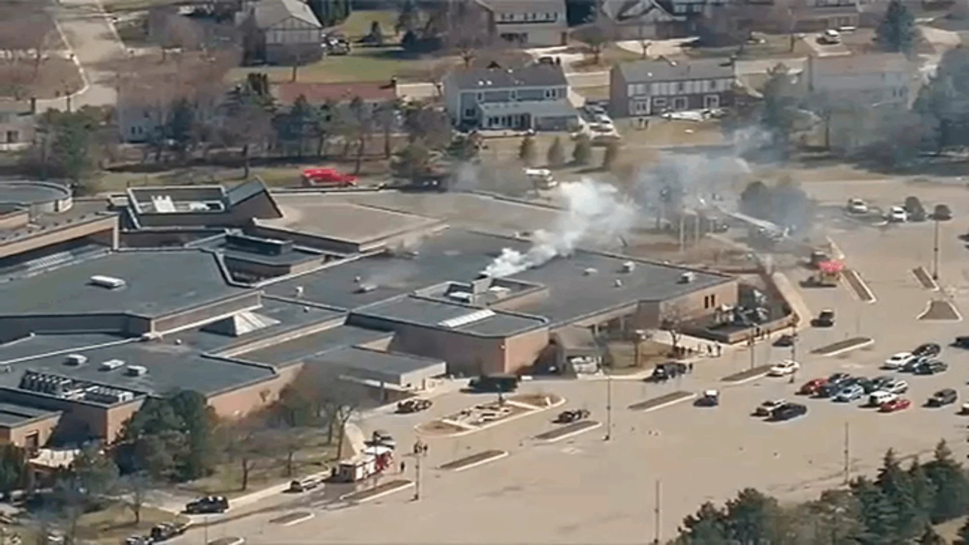 Un vehículo choca contra una sinagoga en Michigan y desata alerta por tirador activo