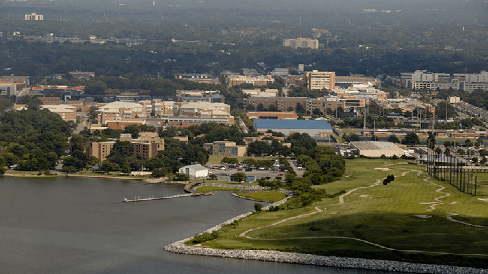 FBI colabora en investigación tras tiroteo en universidad de Virginia.