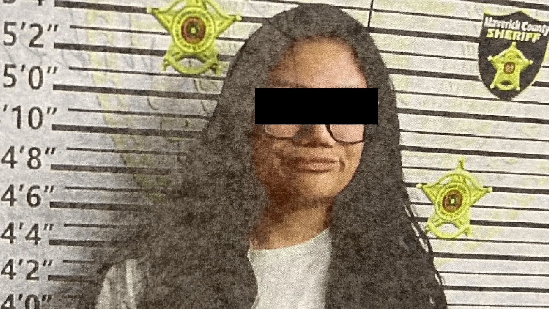 Los elementos confirmaron que la mujer tenía una orden de arresto vigente derivada de una denuncia por amenazas contra otra persona.