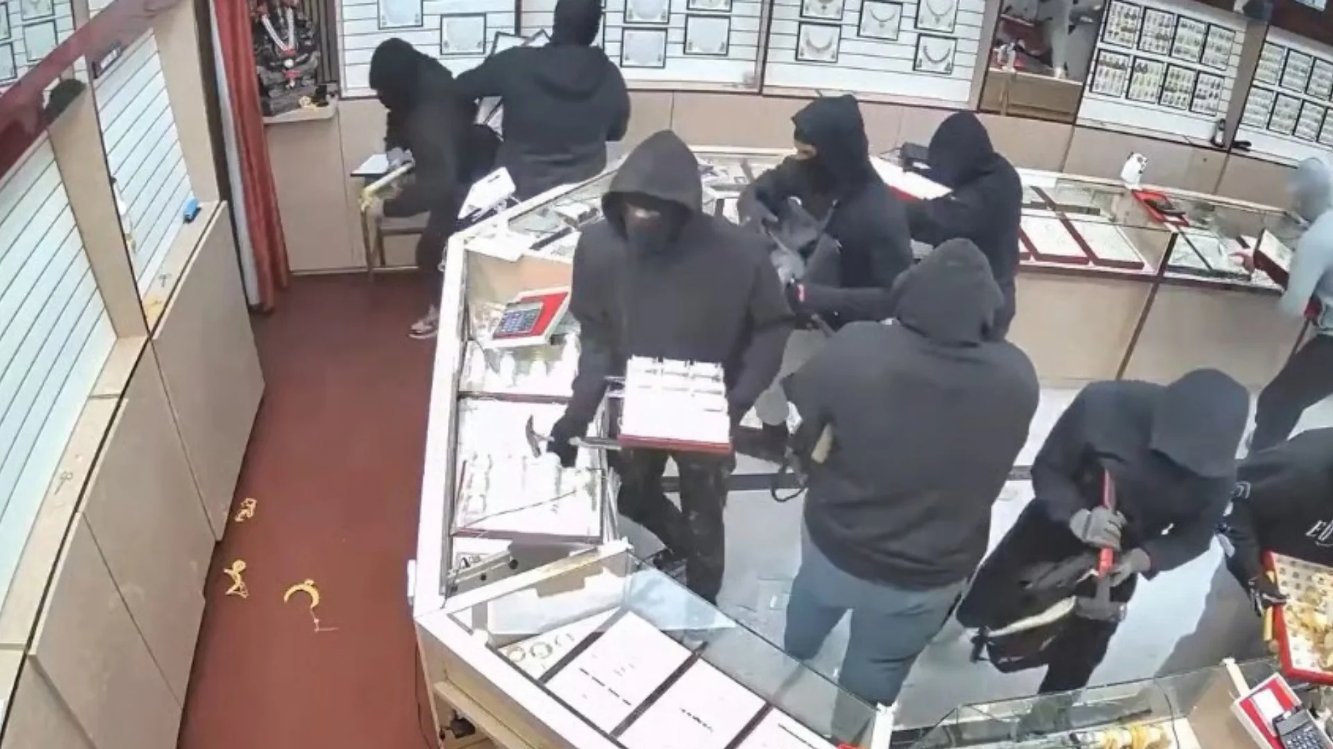 Difunden video del robo exprés a una joyería de California; deja botín de 1.7 mdd