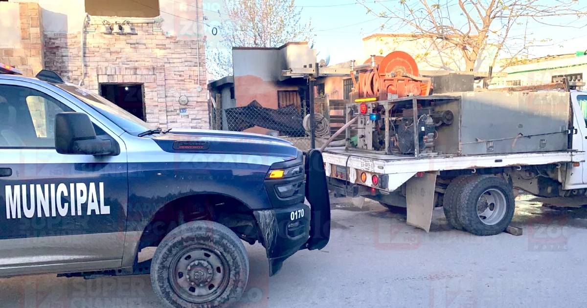 Elementos de Seguridad Pública fueron los primeros en arribar al lugar; el fuego se habría originado en un colchón en el exterior de la casa.