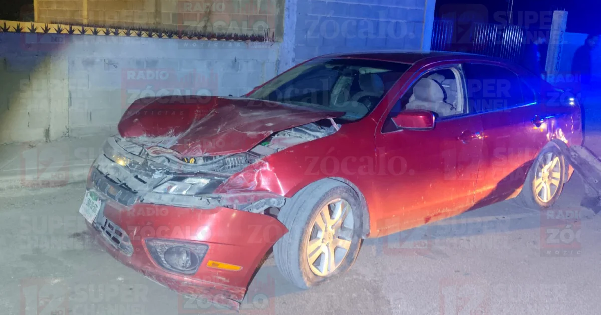 Abandonan vehículo tras chocar contra camión de maquiladora