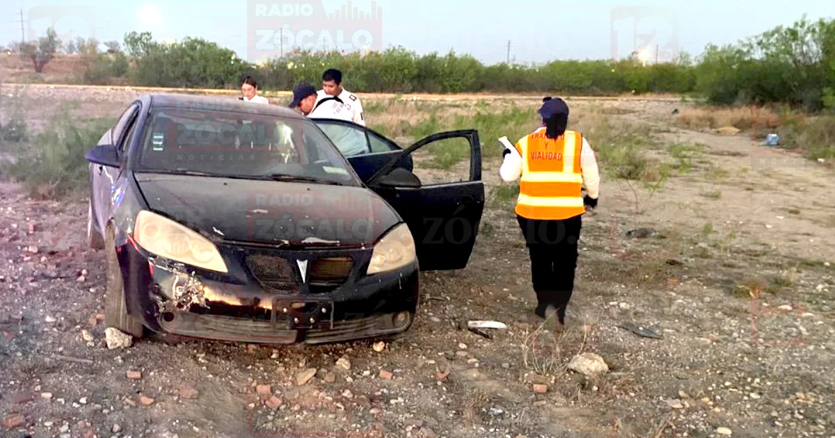 Conductor ebrio pierde el control y sale de la carretera en el libramiento Pérez Treviño