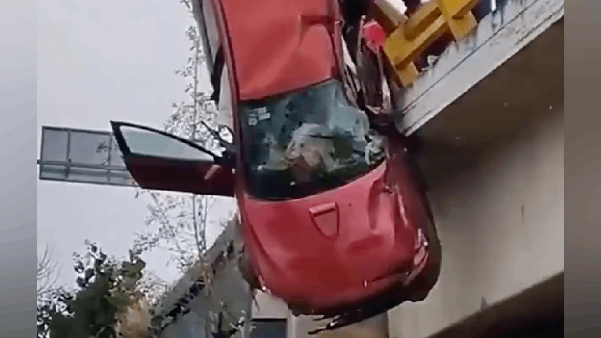 Volcadura deja auto colgando de un puente en Puebla; una mujer muere y tres sobreviven