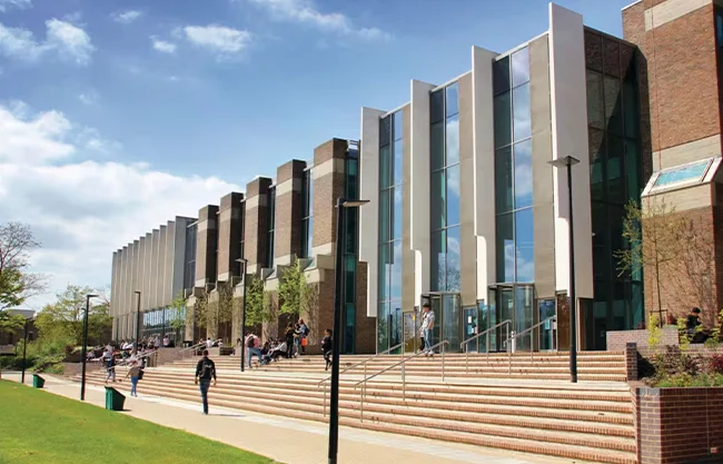 Se desata brote de meningitis en universidad inglesa, dos estudiantes pierden la vida; sospechan de bar