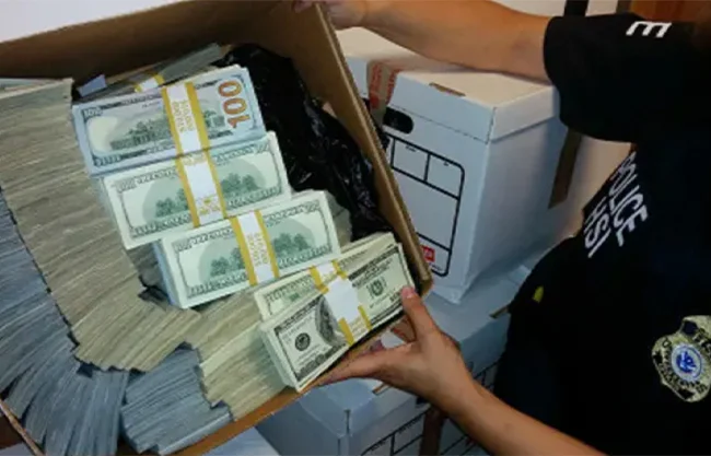 Los delincuentes hacen uso de cuentas bancarias radicadas en Estados Unidos para realizar transferencias de dinero procedente del narcotráfico.