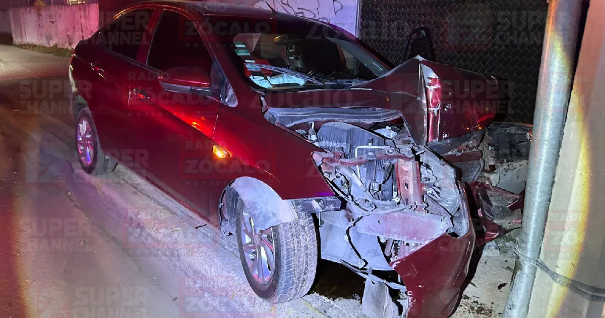 Ebrio conductor destroza su vehículo contra poste de la CFE