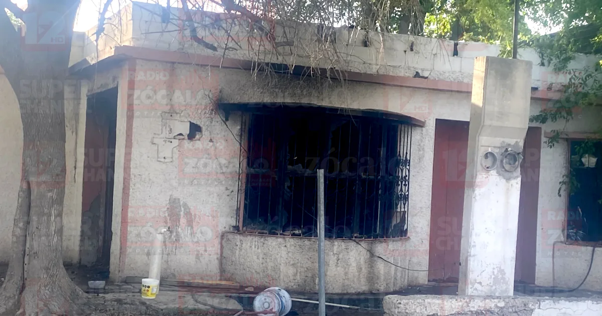 Incendio en vivienda abandonada de Piedras Negras moviliza a cuerpos de emergencia. Vecinos señalan que el fuego pudo originarse por quema de basura.