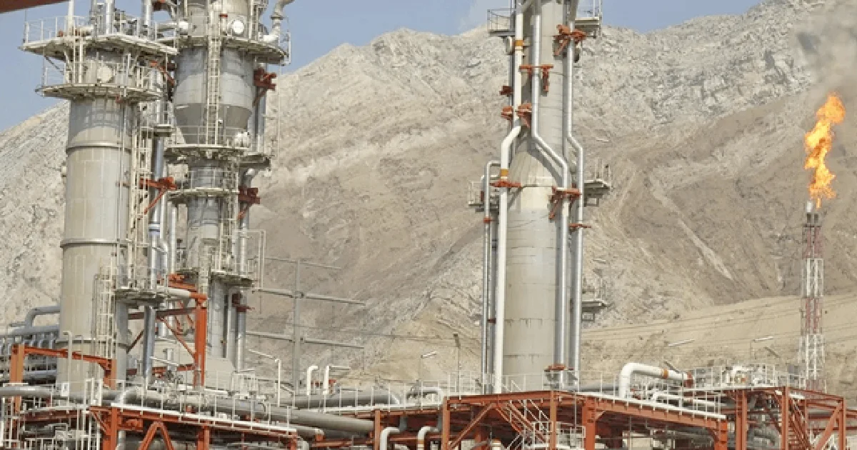 Irán lanza misiles contra la Quinta Flota de EU y objetivos energéticos israelíes