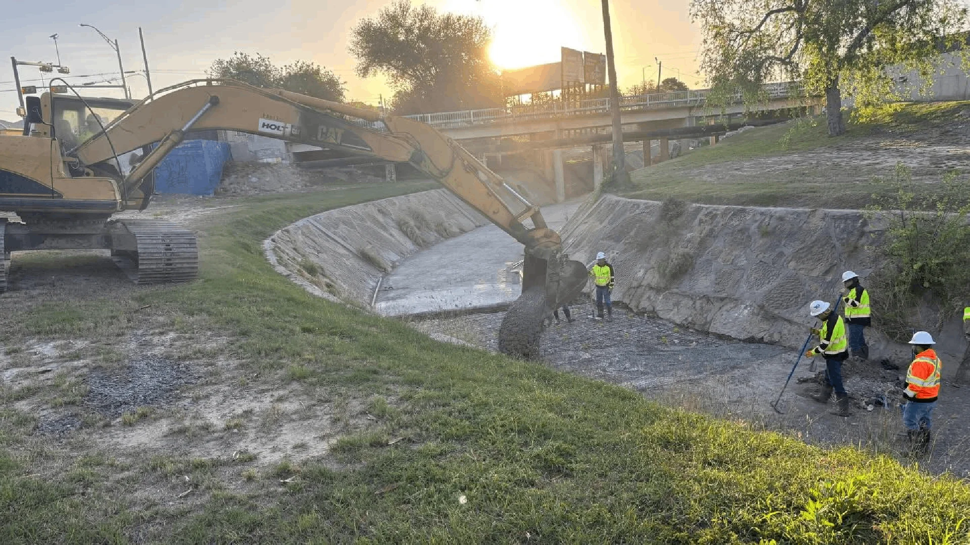 El Mayor reconoció el trabajo del Departamento de Obras Públicas, destacando su compromiso y dedicación para garantizar que Eagle Pass esté preparada ante condiciones climáticas adversas.
