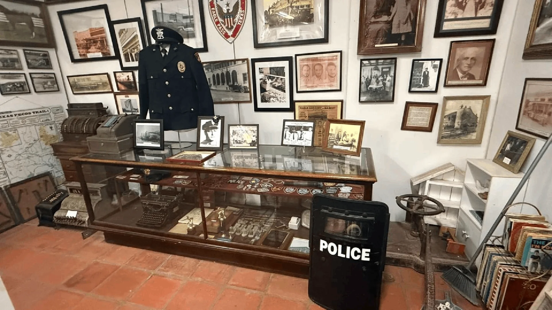 Policía de Eagle Pass dona parte de su historia al Museo Fort Duncan