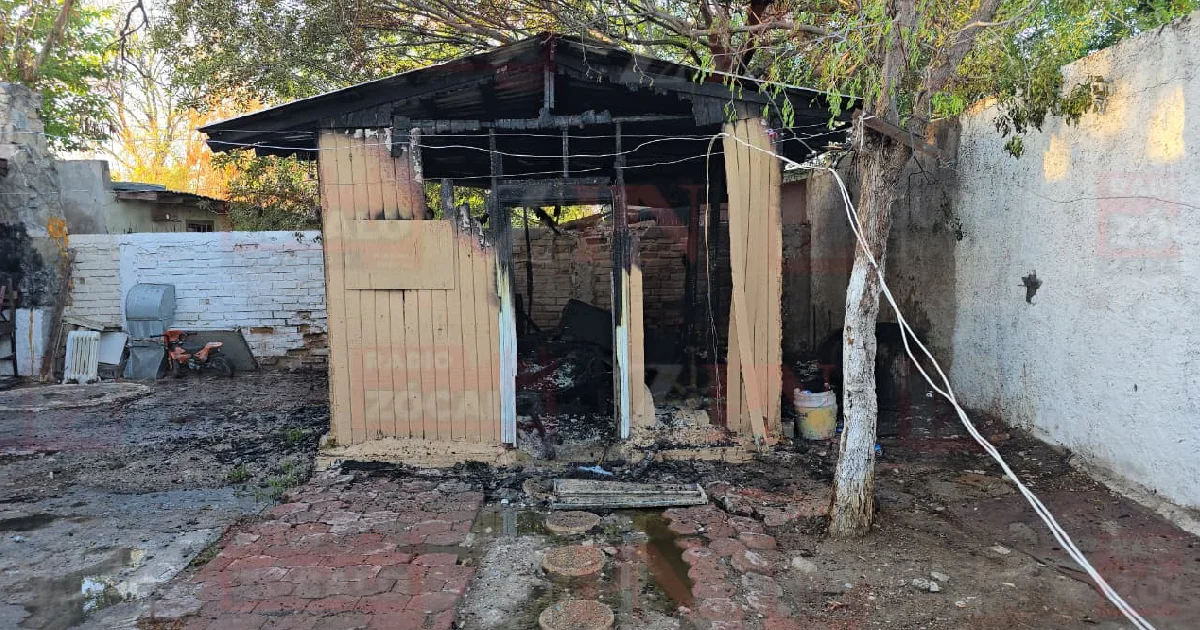 Incendio en cuarto de madera es controlado por vecinos en Piedras Negras. Bomberos acudieron al llamado; no se reportan personas lesionadas.