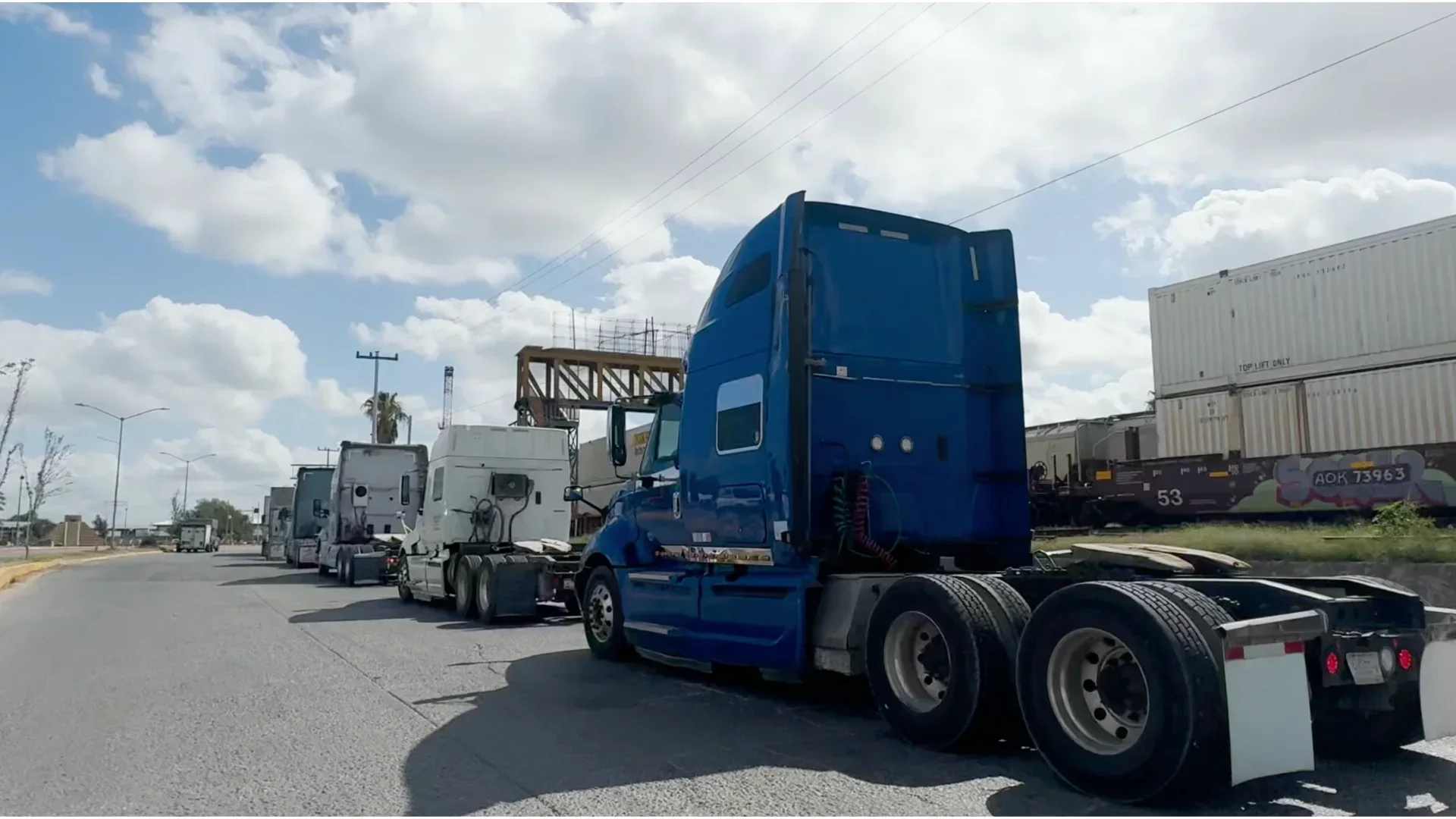 Va Municipio contra tráileres y camiones estacionados en la mancha urbana
