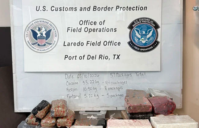 Los agentes detectaron irregularidades dentro del vehículo, lo que llevó al hallazgo de varios paquetes ocultos