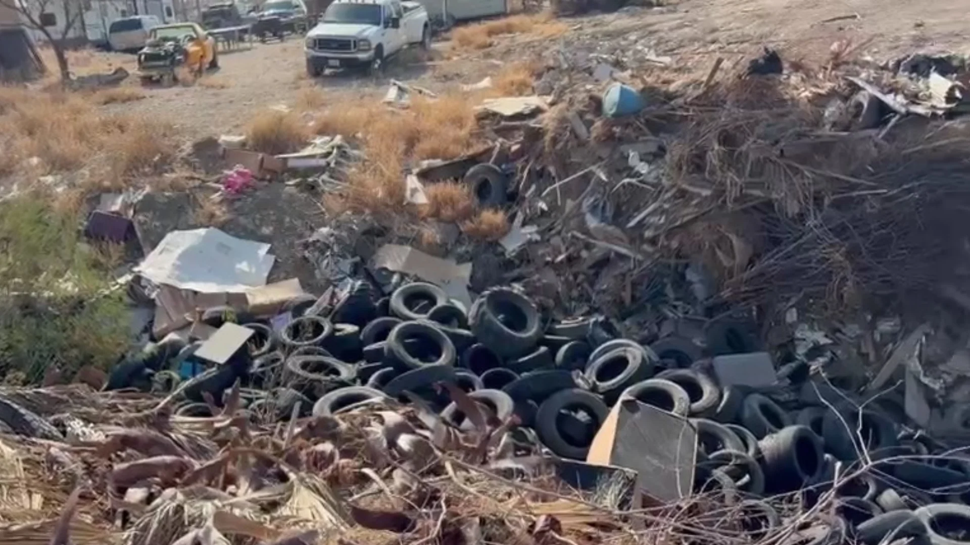 El problema de llantas tiradas se presenta en toda la ciudad