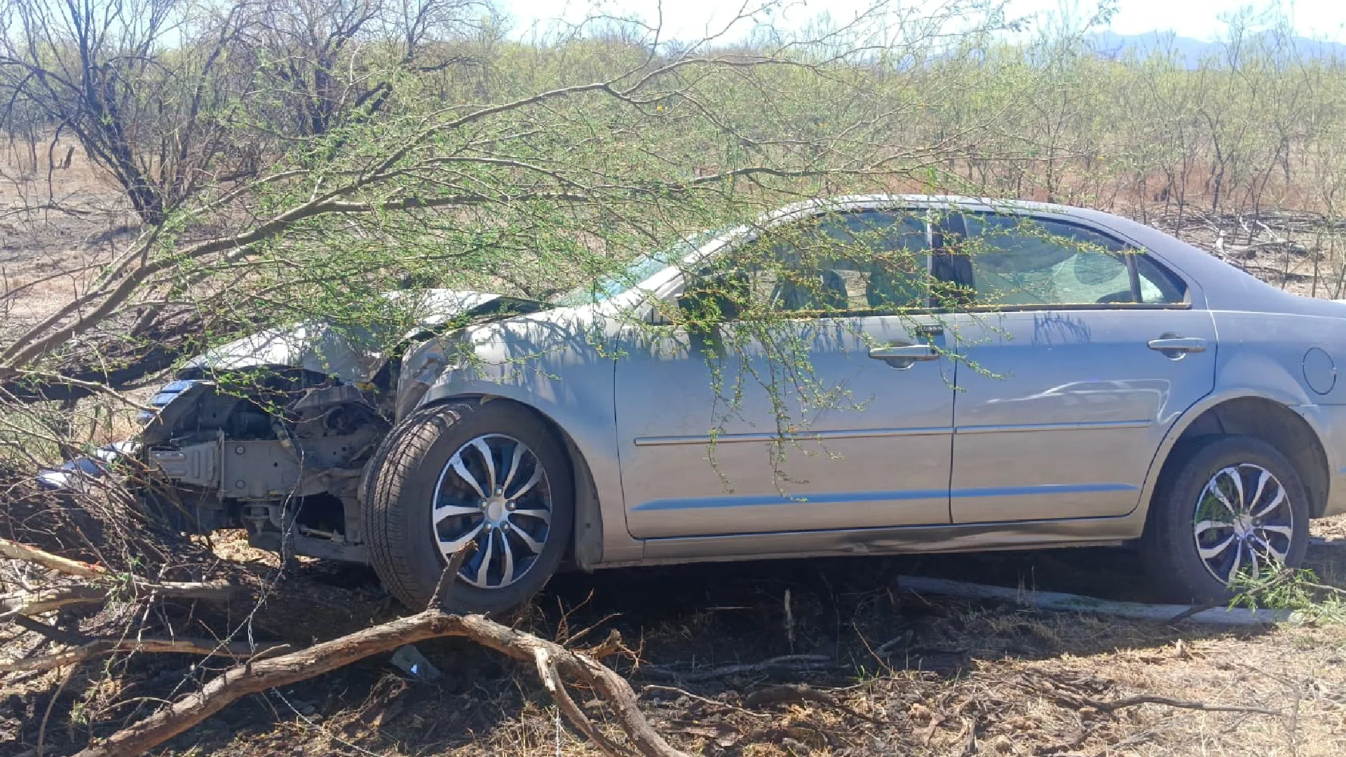 Sufre conductor salida de camino en carretera estatal 20 en Múzquiz