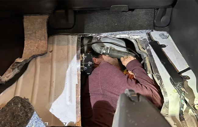 Oculto en el tanque de gasolina: rescatan a migrante tras intentar cruzar a EU